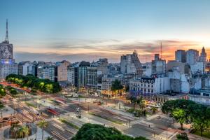 un perfil urbano al atardecer con una calle concurrida en Up Congreso Hotel en Buenos Aires