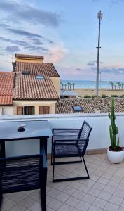 波爾托桑泰爾皮迪奧的住宿－Loft vista mare，一个带桌椅的庭院和海滩