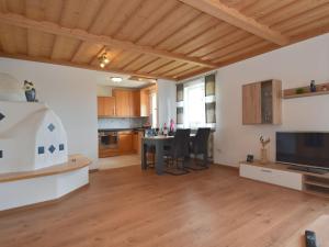 cocina y sala de estar con mesa y sillas en Apartment in the Bavarian Forest en Zenting