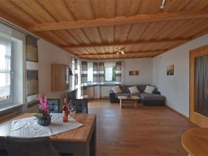 sala de estar con sofá y mesa en Apartment in the Bavarian Forest en Zenting