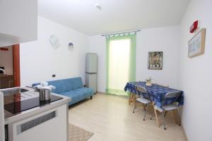 A kitchen or kitchenette at Apartment Lake Maggiore - ITALIA