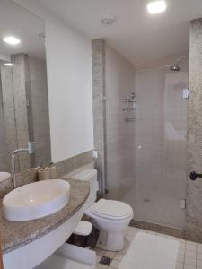 uma casa de banho com um WC, um lavatório e um chuveiro em Marulhos Resort Porto de Galinhas em Porto de Galinhas