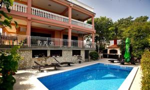 Swimmingpoolen hos eller tæt på Villa Dijana