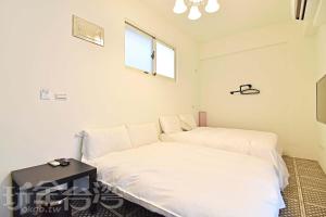 Cama o camas de una habitación en 馬公港精品旅宿包棟烤肉附設租車