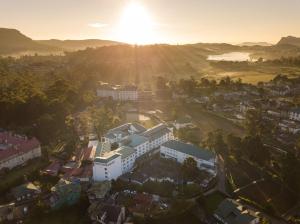 una vista aérea de una ciudad con puesta de sol en Araliya Green Hills Hotel en Nuwara Eliya