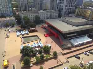 una vista aérea de un edificio con piscina en Tender loft en Odesa