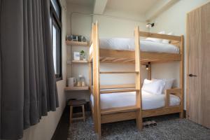 東皋歇暝-鹿港民宿 Tang-ko Hioh-mî- Lukang Guesthouse客房内的一张或多张床位
