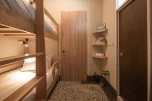 東皋歇暝-鹿港民宿 Tang-ko Hioh-mî- Lukang Guesthouse客房内的一张或多张床位