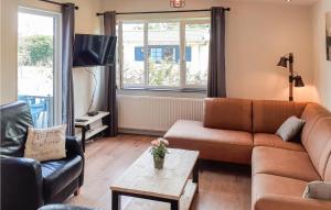 - un salon avec un canapé et une table dans l'établissement 3 Bedroom Nice Home In Heinkenszand, à Heinkensand