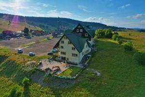 una vista aerea di una casa in un campo di Agal Zieleniec a Zieleniec