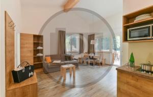 un soggiorno con divano e tavolo di Nice Apartment In Klsterle With Sauna And Wifi a Klösterle am Arlberg
