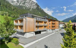 un edificio con una montagna sullo sfondo di Nice Apartment In Klsterle With Sauna And Wifi a Klösterle am Arlberg