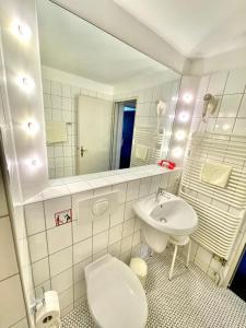 Ett badrum på Hotel Pension Linz
