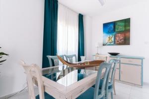 Un comedor con una mesa de cristal y sillas. en Diana's Heights by Prestige Bookings, en Peyia