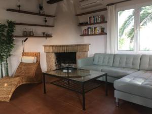 ein Wohnzimmer mit Sofa und Kamin in der Unterkunft Villa Marta - Montgó in Denia