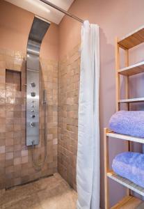 bagno con doccia e tenda doccia di B&B Villa Kriekenbeek a Lent