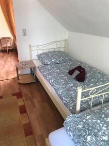 2 Betten in einem Zimmer mit Rucksack drauf in der Unterkunft Ferienwohnung Familie Müller in Zwickau