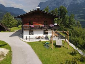 a house on a hill with a pathway leading to it at Appartement Winteraugut in Werfen