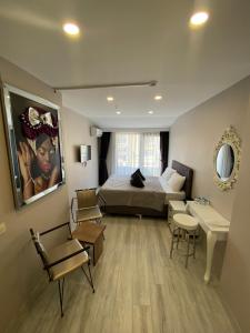 ein Schlafzimmer mit einem Bett und ein Wohnzimmer in der Unterkunft ATİK HOTEL in Istanbul