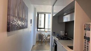 Kuchyň nebo kuchyňský kout v ubytování MY80 Apartment located in the inner of Melbourne CBD
