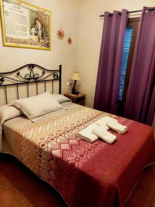 Un dormitorio con una cama con dos toallas encima. en Torre Blanca, en Riópar Viejo