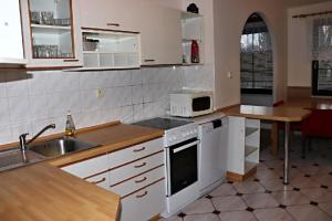 Kuchyň nebo kuchyňský kout v ubytování Apartmány Anna s bazénem a welness
