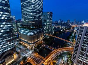 widok na miasto w nocy z budynkami w obiekcie APA Hotel Osaka Higobashi Ekimae w Osace