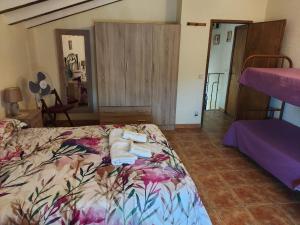 A bed or beds in a room at Casa del Águila Dorada