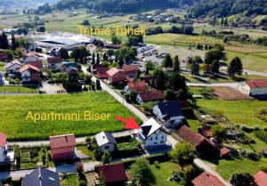 een luchtzicht op een klein dorp met een rode pijl naar een armannah bij Studio Apartmani BISER 1, 2, 3 Deluxe in Tuheljske Toplice