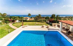 una piscina con vistas al océano en Beautiful Home In Estepona With 3 Bedrooms, Wifi And Outdoor Swimming Pool, en Estepona