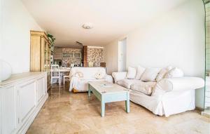 salon z kanapą i stołem w obiekcie 3 Bedroom Gorgeous Home In Estepona w mieście Estepona