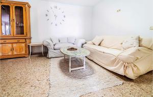 salon z kanapą i stołem w obiekcie 3 Bedroom Gorgeous Home In Estepona w mieście Estepona