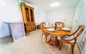 jadalnia z drewnianym stołem i krzesłami w obiekcie 3 Bedroom Gorgeous Home In Estepona w mieście Estepona