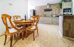 Kuchnia lub aneks kuchenny w obiekcie 3 Bedroom Gorgeous Home In Estepona
