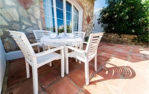 Patio lub wspólna przestrzeń na świeżym powietrzu w obiekcie 3 Bedroom Gorgeous Home In Estepona