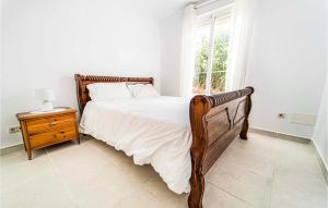 Łóżko lub łóżka w pokoju w obiekcie 3 Bedroom Gorgeous Home In Estepona