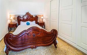 Łóżko lub łóżka w pokoju w obiekcie 3 Bedroom Gorgeous Home In Estepona