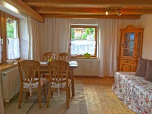 ein Esszimmer mit einem Tisch, Stühlen und einem Sofa in der Unterkunft Apartment Weinberg in Kirchberg in Tirol