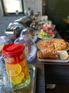 uma mesa coberta com pratos de alimentos e bebidas em SB River Hotels em Atyrau