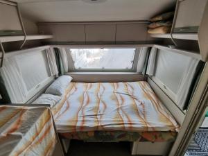 Posteľ alebo postele v izbe v ubytovaní Caravan near the sea 5