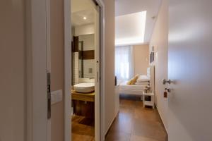 łazienka z umywalką i lustrem w obiekcie Club 57 Imperial Rooms w Cagliari +37 zdjęć