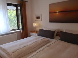 a bedroom with a bed and a window at Ferienhaus Sommerlust in Ueckeritz