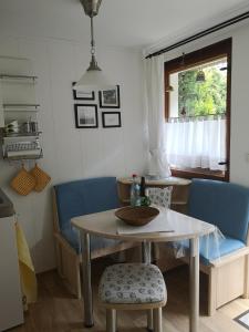 una mesa y sillas en una cocina con ventana en Ferienhaus Sommerlust en Ueckeritz
