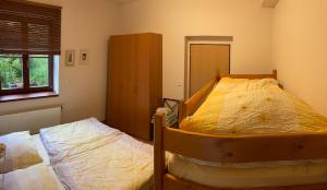 sypialnia z 2 łóżkami pojedynczymi i oknem w obiekcie Apartmán V hájích Malá Skála w mieście Malá Skála