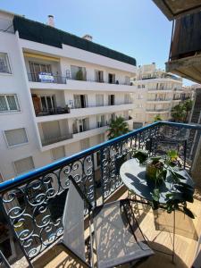 - Balcón con mesa y edificio en Studio 30 M2 Hyper centre, Neuf, Parking Gratuit, 3 Étoiles, en Cannes