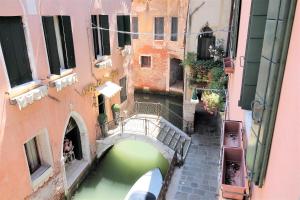 un vicolo con un ponte e un canale in una città di Charming canal view San Marco apartment a Venezia