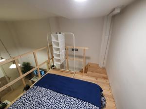 1 dormitorio con 1 cama azul en una habitación en Triana 143 - WIFI, en Sevilla