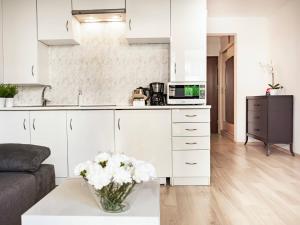 Kuchnia lub aneks kuchenny w obiekcie VacationClub – Zdrojowa 22 Apartament 5