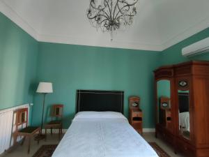 A bed or beds in a room at Finestre in piazza