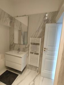 A bathroom at Finestre in piazza Még 11 kép